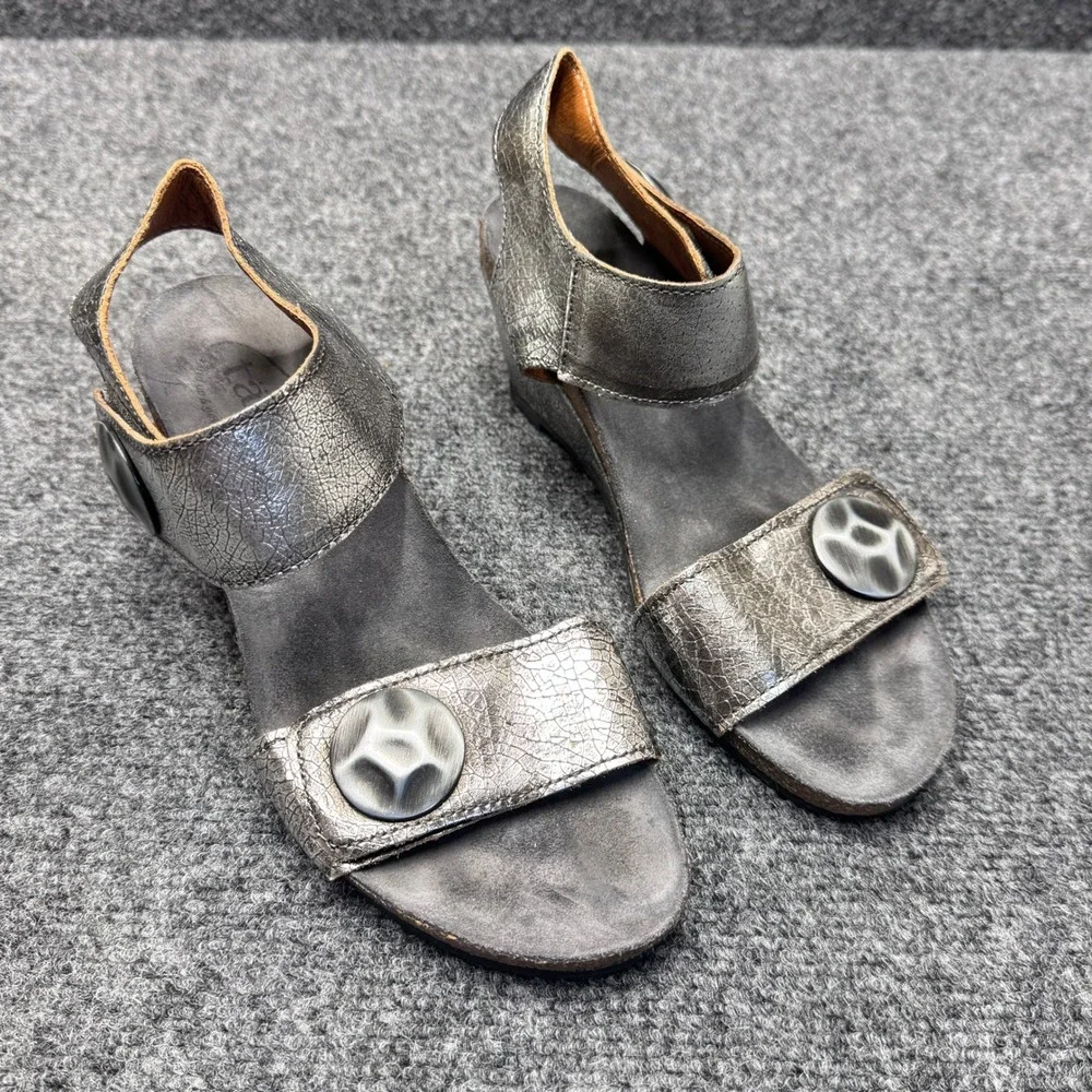 Taos Wedge Sandals Womens 37 Silver Metallic Leather Button Boho Lagenlook